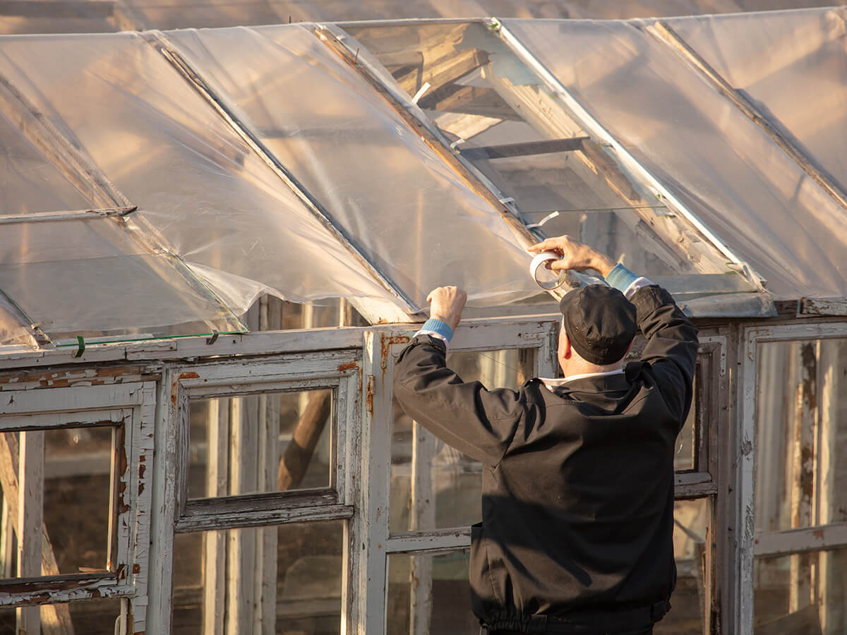 Reparaturen am Gewaechshaus durchfuehren