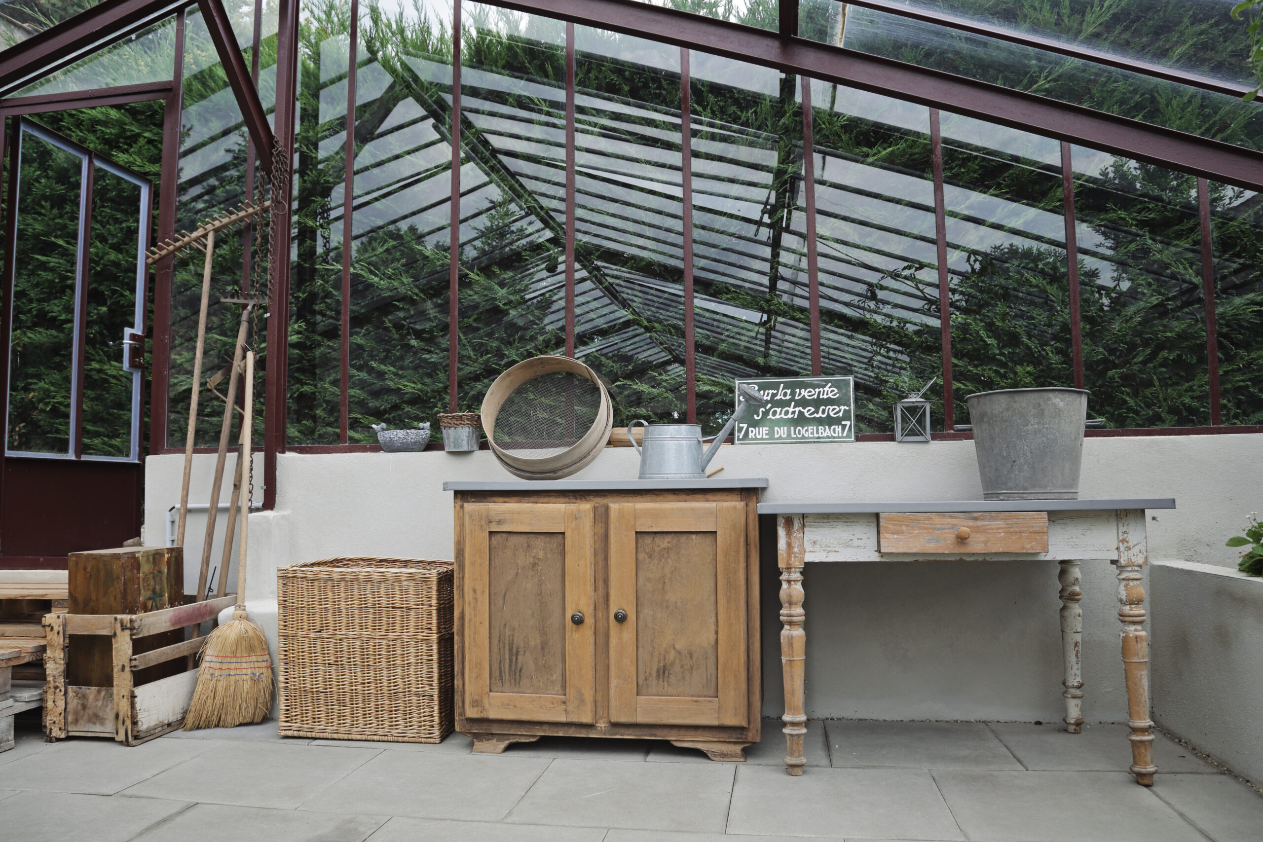 schraenke im gewaechshaus scaled