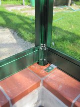 Ein Gewächshaus entsteht bei Hans Schindlbeck provisorische Fixierung und Vorbereitung fuer spaeteres Vergiessen der Eckbefestigung provisorische Fixierung und Vorbereitung fuer spaeteres Vergiessen der Eckbefestigung