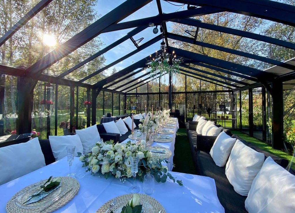 Gigant grosses Gewaechshaus Innen mit Hochzeitstafel 1024x739 1